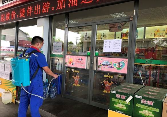 湖南石油第一時(shí)間安排向張家界運(yùn)送防疫及民生物資，物資通過(guò)多種渠道順利送抵。自7月下旬以來(lái)，張家界石油一邊落實(shí)地方防疫政策，一邊抓好民生保供，全市近50座加油站全部營(yíng)業(yè)，40余座易捷便利店商品供應(yīng)不打烊，全線抗疫保民生，全力以赴助力打贏疫情防控阻擊戰(zhàn)。