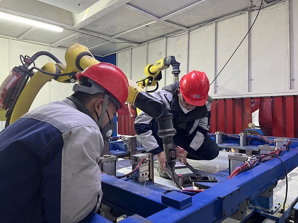 14點，江蘇長江智能制造研究院有限責任公司秦拓、王豪在無錫現(xiàn)場進行新能源電池托盤焊接項目的設備安裝及調(diào)試工作.jpg