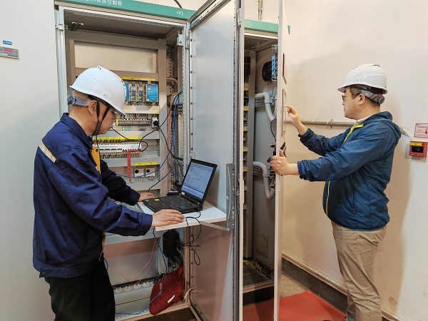 9時，自控事業(yè)部陳金源、薛翔宇在三峽泄洪壩段深孔605#泵房進行設備調(diào)試，對自主可控PLC進行信號對點及邏輯功能測試。.jpg
