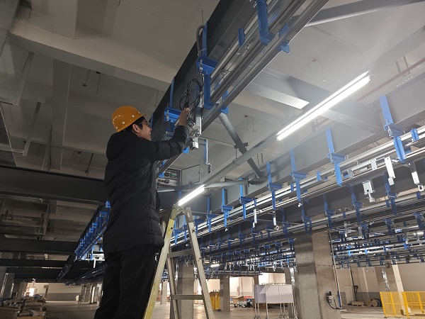 6. 浙江杭州，北自科技陳凱在化纖懸掛線項(xiàng)目上檢查電氣線路.jpg