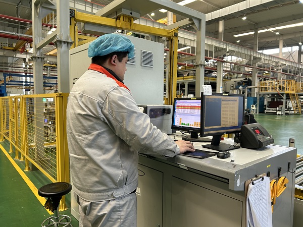 7. 江蘇常州，長(zhǎng)江院常州科技韓金城在無(wú)紡布車間操作自動(dòng)包裝機(jī)器人.jpg