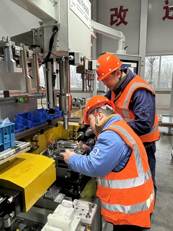 2. 浙江嘉興，智能裝配事業(yè)部陶東凱、韓冰華在AMT變速箱柔性生產(chǎn)線項(xiàng)目現(xiàn)場(chǎng)調(diào)試.jpg