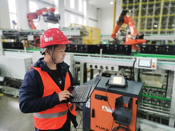 3. 廣西柳州，專用電路事業(yè)部金富強(qiáng)正在電芯成品緩存輸送系統(tǒng)項(xiàng)目中進(jìn)行設(shè)備調(diào)試.jpg