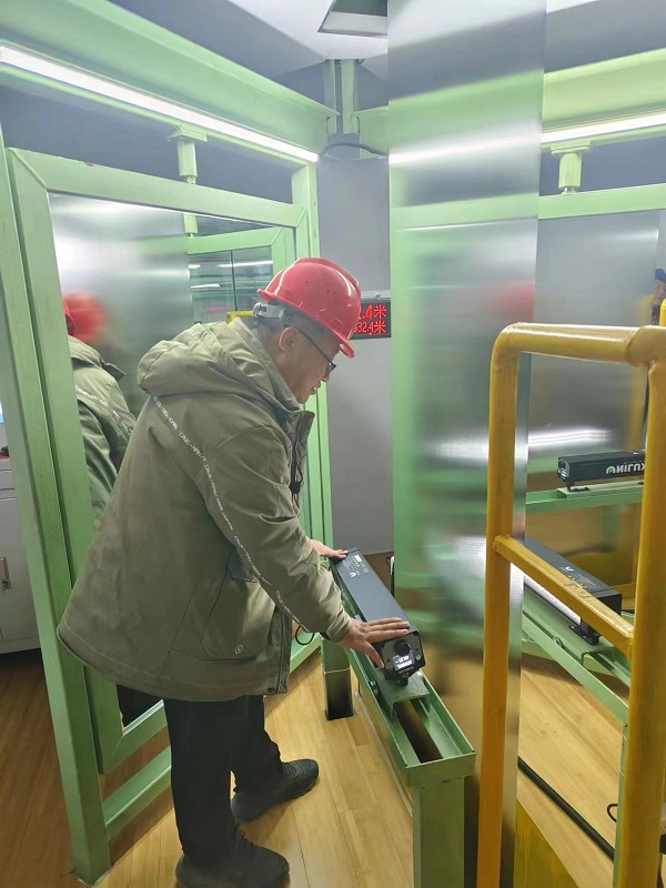 4. 山東臨清，冶金事業(yè)部劉波正在檢查帶鋼表面質(zhì)量.jpg