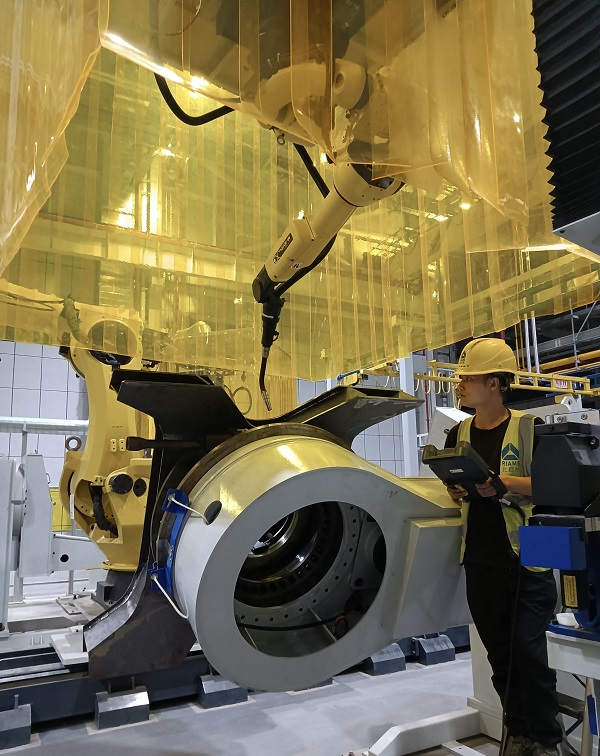 5. 山西太原，機(jī)器人事業(yè)部趙海如在挖焊接生產(chǎn)線上進(jìn)行焊接工藝調(diào)試.jpg